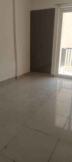 Room in 3 BHK Apartment at Amrapali Heartbeat City, Sector 107 – for Rent
