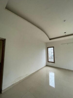 Room in 4 BHK Apartment at DLF The Pinnacle, Dlf Phase V – for Sale