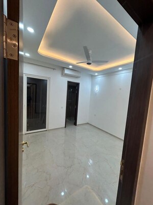 Room in 3 BHK Builder Floor at Smart World Orchard, Sector 61 – for Rent