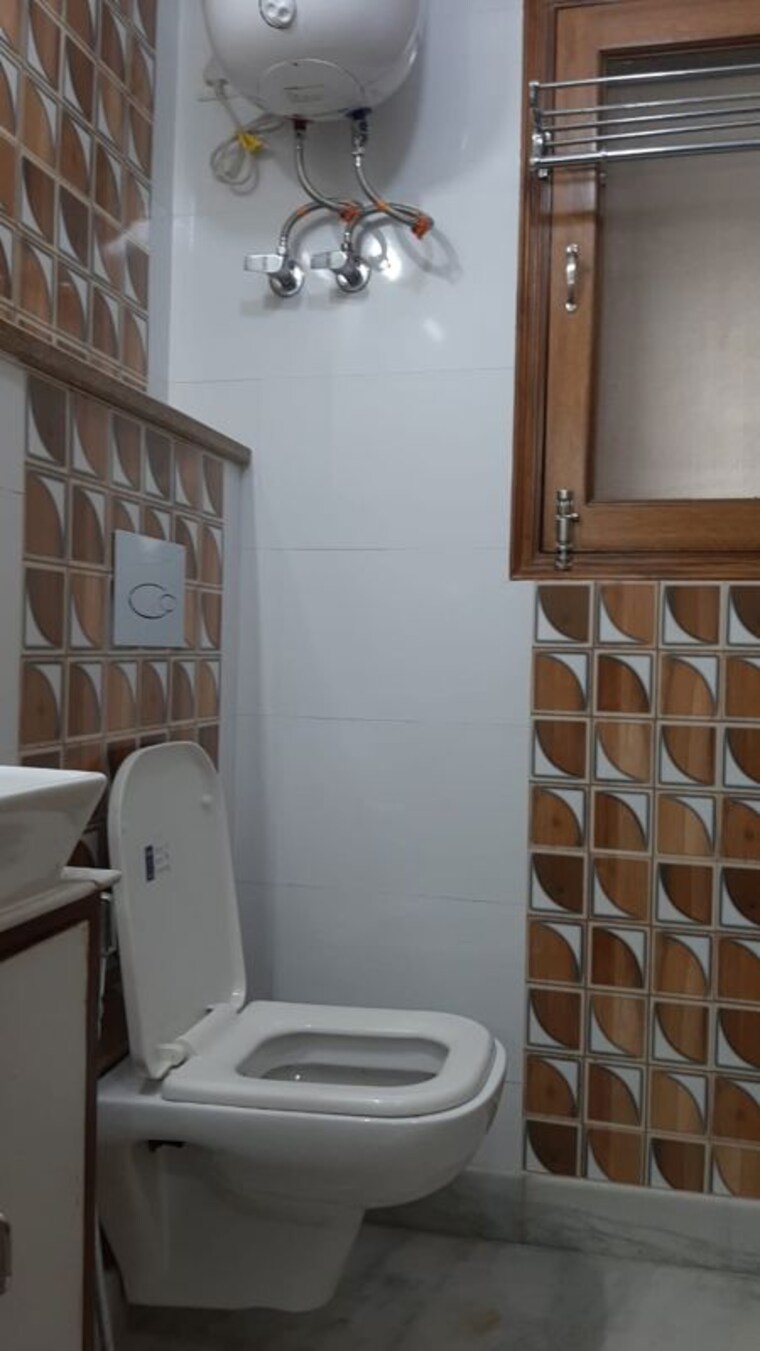 Washroom, lajpat nagar i 2 Bedroom 900 Sq.Ft. Builder Floor In Lajpat Nagar I Delhi 10292924