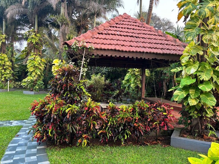 Garden, marve 6+ Bedroom 24000 Sq.Ft. Independent House In Marve Mumbai 10293164