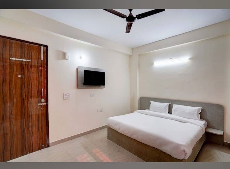 Bedroom, sector 72 6+ Bedroom 150 Sq.Yd. Independent House In Sector 72 Noida 10293095