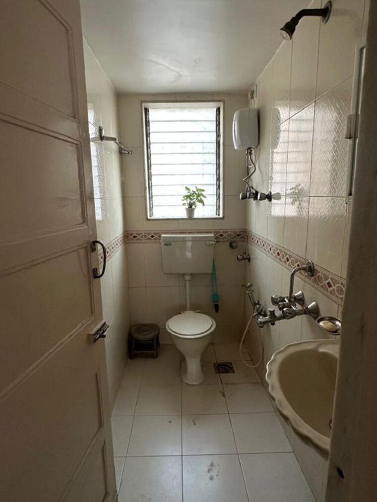 Bathroom, khar west 2 Bedroom 700 Sq.Ft. Apartment In Khar West Mumbai 10293107