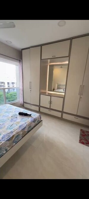 Room in 2 BHK Apartment at Supreme 19, Lokhandwala – for Rent