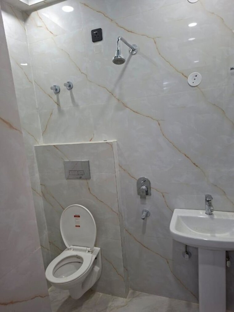 Bathroom, sushant lok i 2 Bedroom 100 Sq.Yd. Builder Floor In Sushant Lok I Gurgaon 10293184