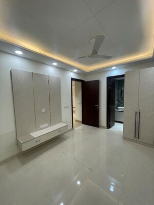 Room in 3.5 BHK Builder Floor at Sector 40 – for Sale