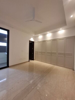 Room in 3 BHK Builder Floor at Vasant Vihar – for Rent