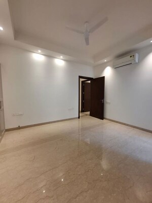 Room in 3 BHK Builder Floor at Vasant Vihar – for Rent