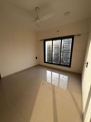 Room in 3 BHK Apartment at Malad East – for Rent