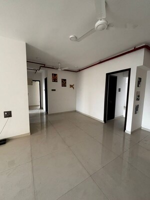 Room in 3 BHK Apartment at Malad East – for Rent