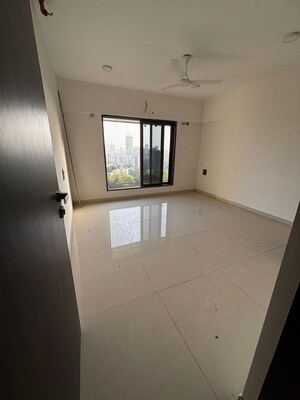 Room in 3 BHK Apartment at Malad East – for Rent