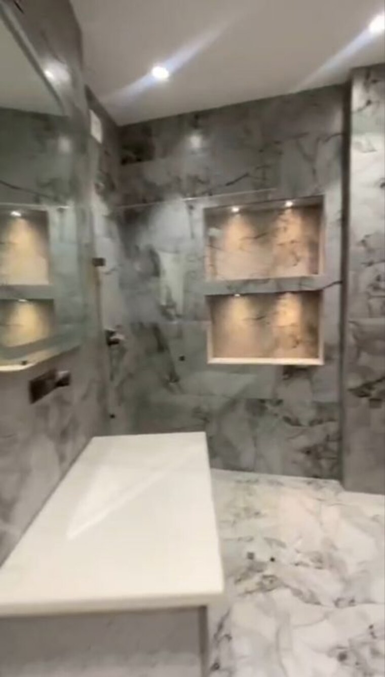 Bathroom, jor bagh 3 Bedroom 3700 Sq.Ft. Builder Floor In Jor Bagh Delhi 10294353