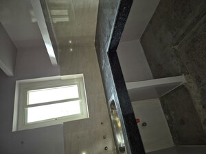 Furnished Amenities in 2.5 BHK Apartment at Mayur Vihar – for Rent