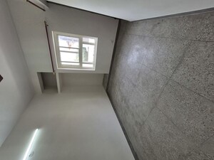 Room in 2.5 BHK Apartment at Mayur Vihar – for Rent