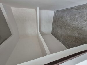 Furnished Amenities in 2.5 BHK Apartment at Mayur Vihar – for Rent