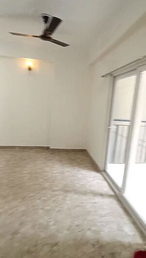 Room in 3 BHK Apartment at Amrapali Centurian Park, Tech Zone 4 Greater Noida – for Rent