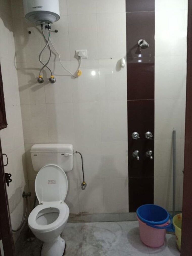 Bathroom, sushant lok i 1 Bedroom 60 Sq.Yd. Builder Floor In Sushant Lok I Gurgaon 10294617