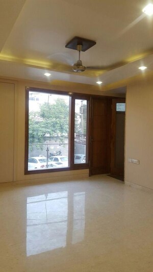 Room in 3 BHK Apartment at Defence Colony – for Rent