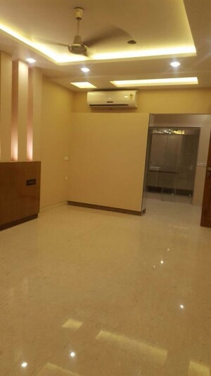 Room in 3 BHK Apartment at Defence Colony – for Rent