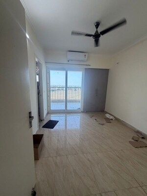 Room in 2 BHK Apartment at Gaur Yamuna City Gaur Suites, Gaur Yamuna City – for Rent