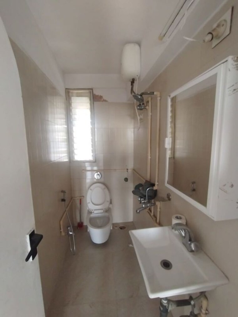 Bathroom, sanjeev-enclave 3 Bedroom 1100 Sq.Ft. Apartment In Andheri West Mumbai 10295201