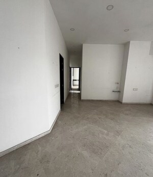 Room in 4 BHK Apartment at Lokhandwala Infrastructure Minerva, Mahalaxmi – for Rent