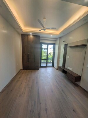 Room in 3 BHK Builder Floor at Sector 57 – for Rent