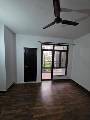 Room in 2.5 BHK Apartment at Mahagun Moderne, Sector 78 – for Rent