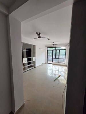 Room in 2.5 BHK Apartment at Mahagun Moderne, Sector 78 – for Rent