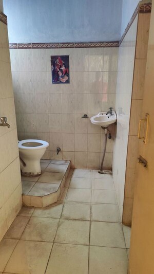 Bathroom in 2 BHK Apartment at Sealdah – for Rent