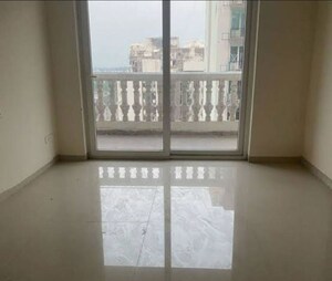 Room in 3 BHK Apartment at Green Valley Residencia, Ghazipur – for Rent