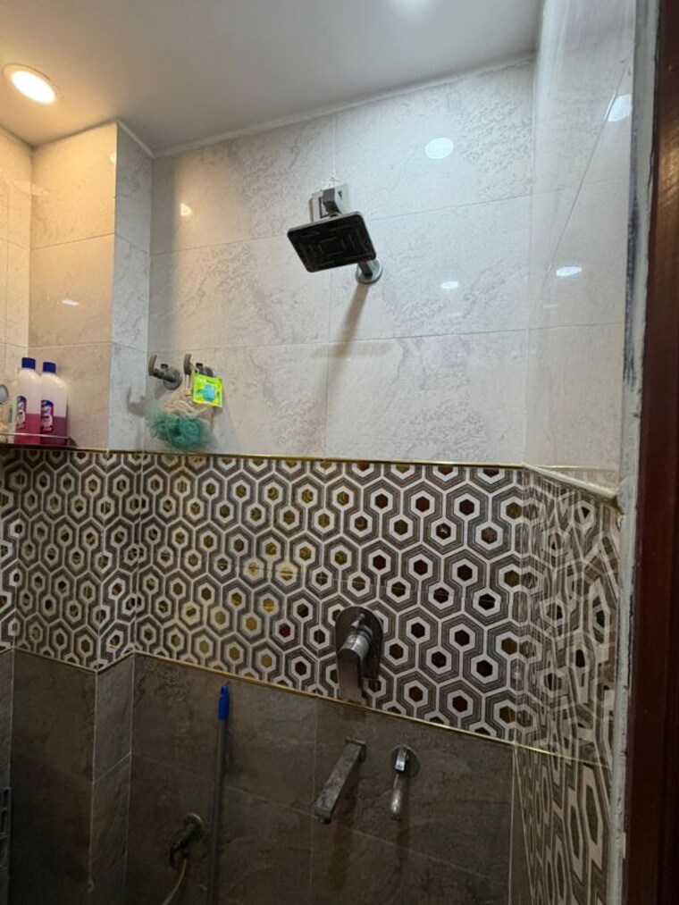 Bathroom, rohini sector 13 2 Bedroom 1500 Sq.Ft. Builder Floor In Rohini Sector 13 Delhi 10295590