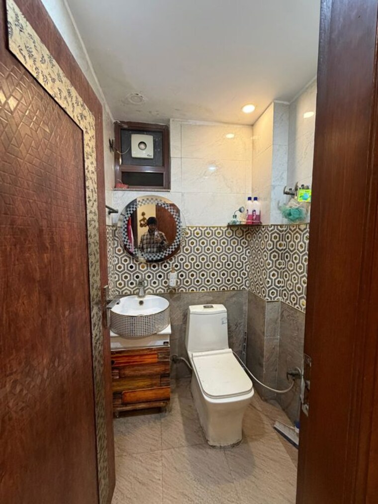Bathroom, rohini sector 13 2 Bedroom 1500 Sq.Ft. Builder Floor In Rohini Sector 13 Delhi 10295590