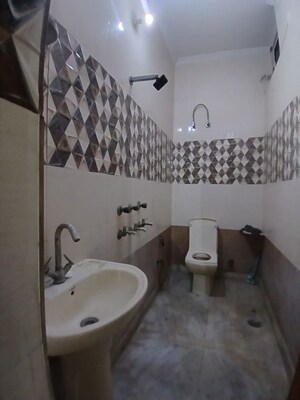 Team Area in 3 BHK Builder Floor at Indraprastha Colony – for Rent