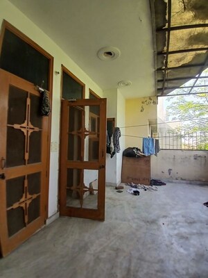 Room in 3 BHK Builder Floor at Indraprastha Colony – for Rent