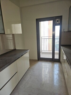 Room in 4 BHK Apartment at Piramal Aranya Arav, Byculla – for Rent