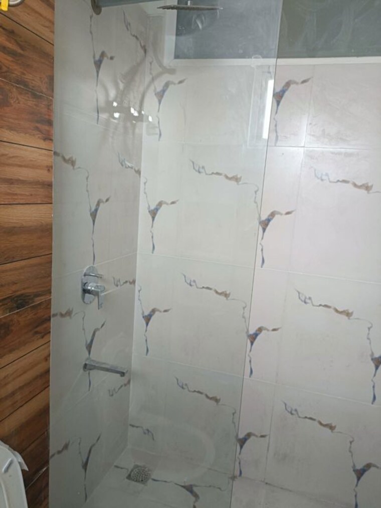 Bathroom, vipul-world-floors 3.5 Bedroom 2000 Sq.Ft. Builder Floor In Sector 48 Gurgaon 10295925