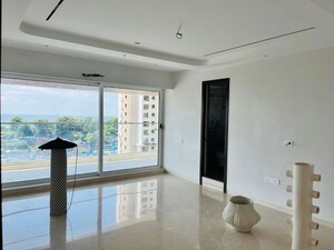 Room in 3 BHK Apartment at Worli – for Rent