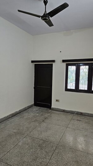 Room in 3 BHK Villa at East View Homes, Mahanagar – for Rent