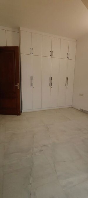 Room in 3 BHK Apartment at Defence Colony – for Rent