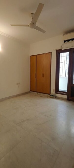Room in 3 BHK Apartment at Defence Colony – for Rent