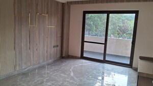 Room in 4 BHK Builder Floor at Dlf Phase I – for Rent