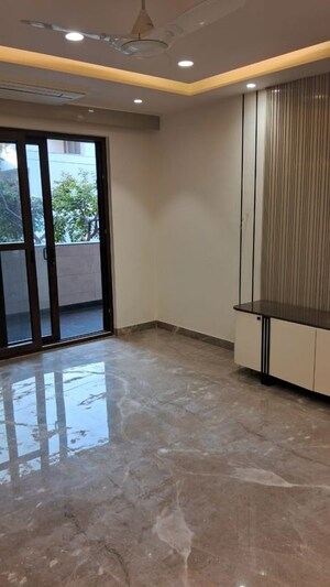 Room in 4 BHK Builder Floor at Dlf Phase I – for Rent