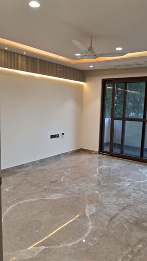 Room in 4 BHK Builder Floor at Dlf Phase I – for Rent