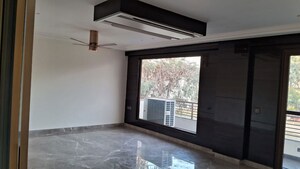 Room in 4 BHK Builder Floor at Dlf Phase I – for Rent