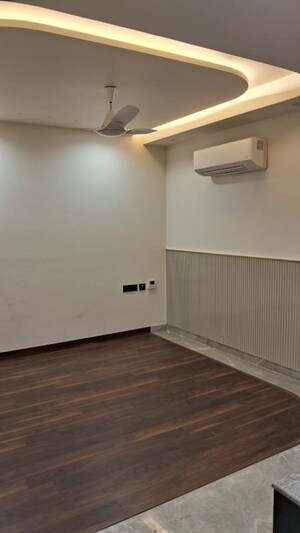 Room in 4 BHK Builder Floor at Dlf Phase I – for Rent