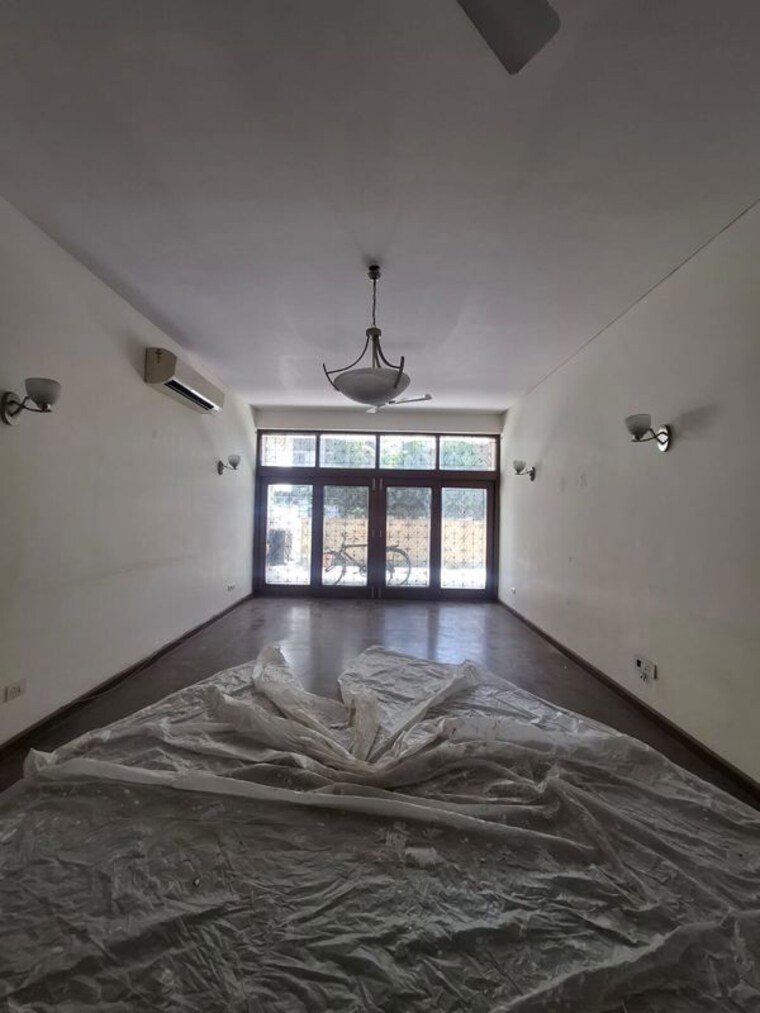 Room, greater kailash ii 3 Bedroom 300 Sq.Yd. Builder Floor In Greater Kailash ii Delhi 10296233
