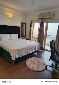 3.5 BHK + Servant Room Apartment For Rent in Central Park II-Bellevue