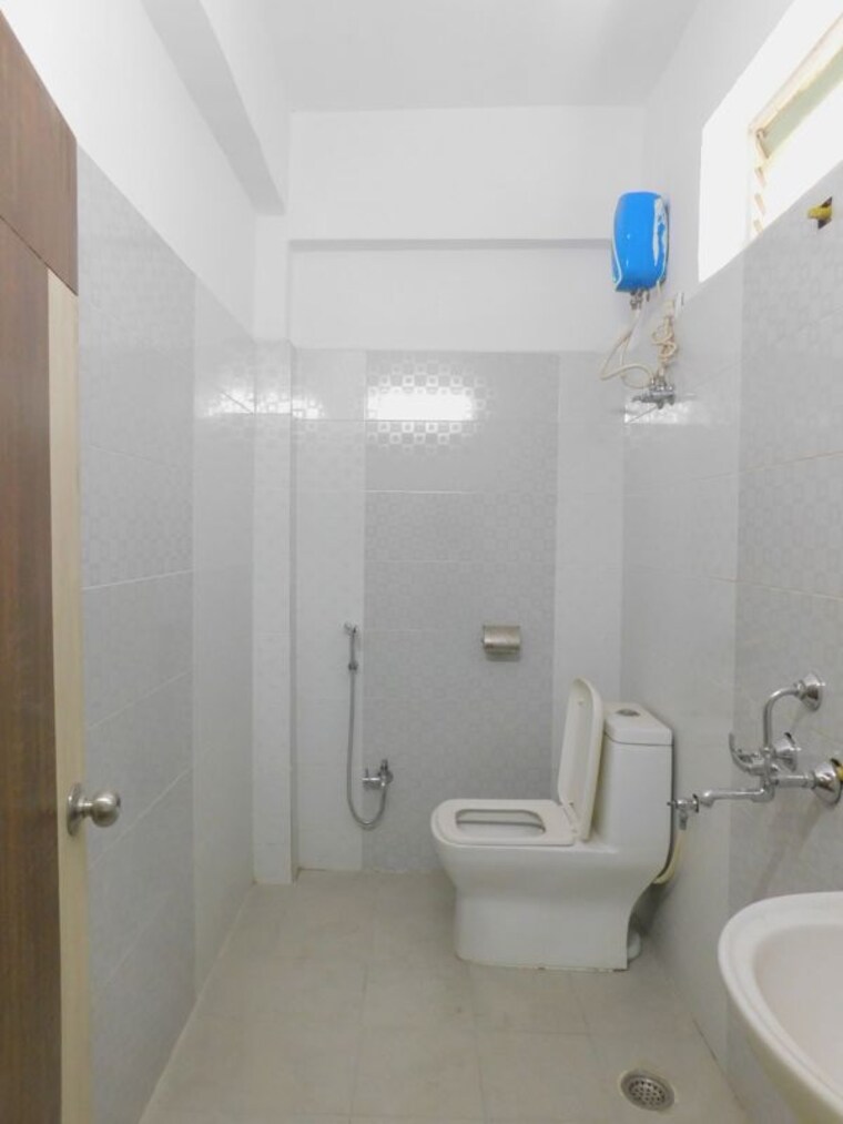 Bathroom, madhapur Commercial Office Space 2500 Sq.Ft. In Madhapur Hyderabad 10296372