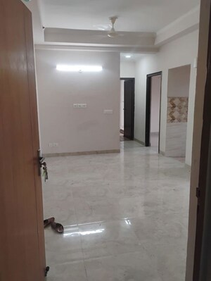 Room in 2 BHK Apartment at Amrapali Golf Homes, Sector 4 Greater Noida – for Rent